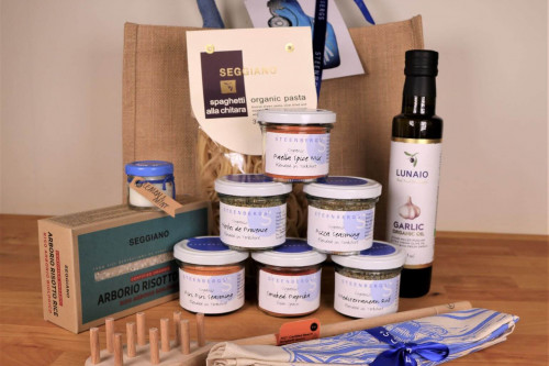 Steenbergs Organic Mediterranean Food Gift Bag from the Steenbergs UK online shop for organic spice gifts and food hampers.