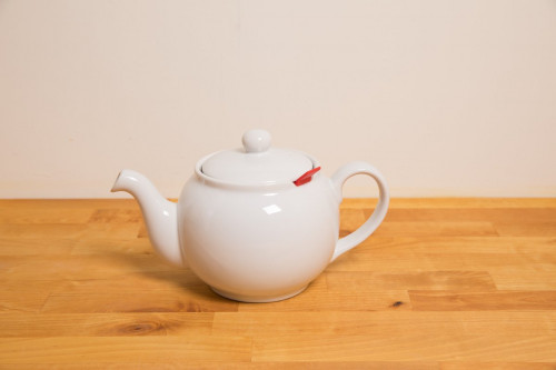 Buy Chatsford White Teapot 6 cup with integrated tea infuser.