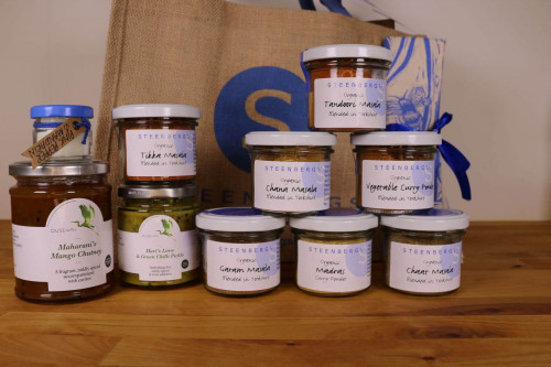 Steenbergs Organic Curry blends and chutneys gift bag from Steenbergs UK online spice shop.